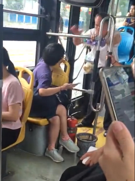 女子未讓座被老人罵（網友視頻截圖） 