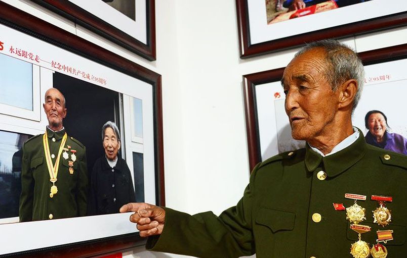 賈德勇160627-03老黨員現身講述展風采（圖為87歲建國前老黨員劉瑞，在講述當年故事）-12
