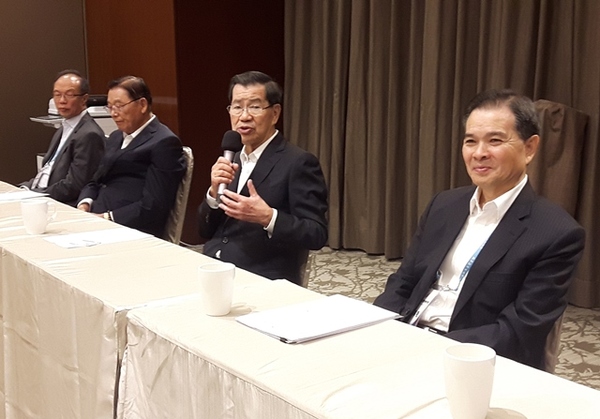 2016兩岸企業家峰會5日在金門登場，峰會臺灣方面理事長蕭萬長（右2）表示，盼望透過峰會這個平臺，在雙方競合中，尋找新的合作模式，以壯大臺商。圖片來源：臺“中央社”