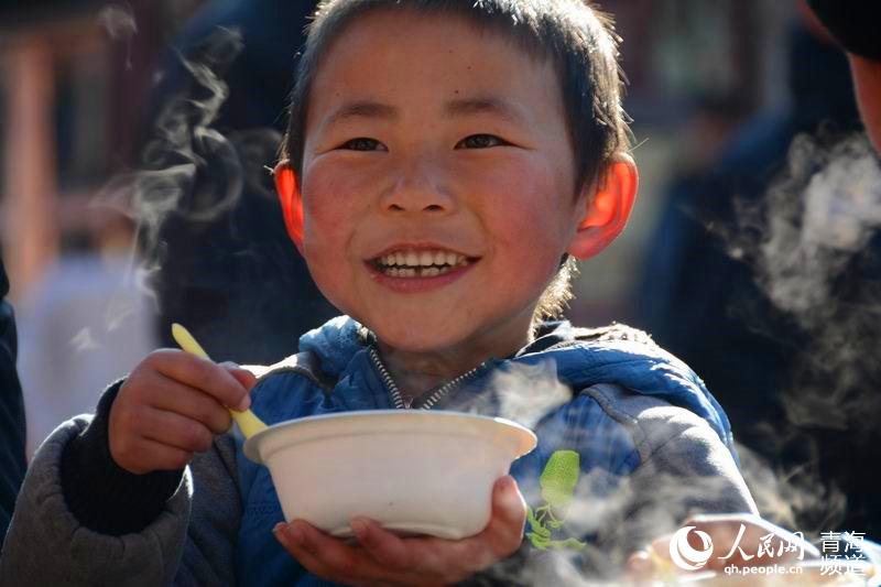 網絡媒體走轉改：古城萬人慶臘八 粥香暖心迎新年