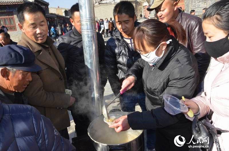 網絡媒體走轉改:古城萬人慶臘八 粥香暖心迎新年【3】