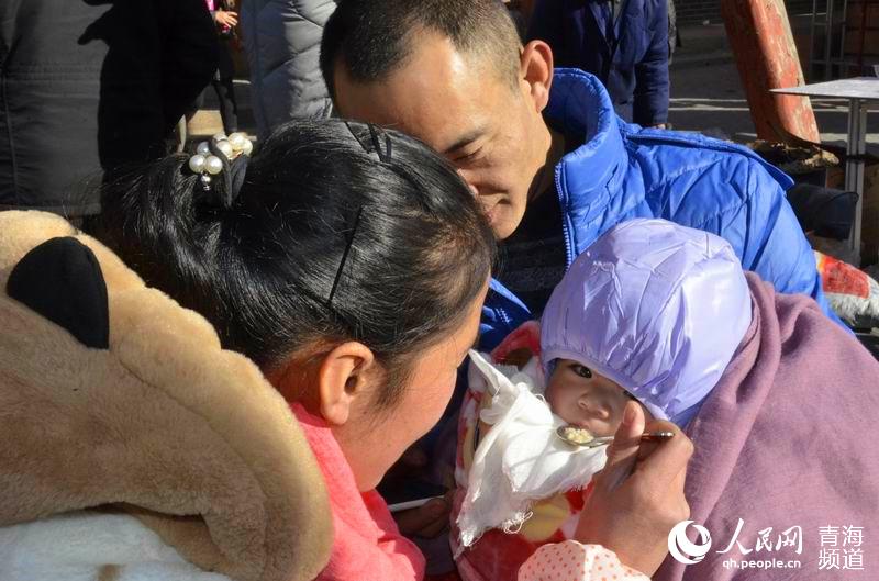網絡媒體走轉改:古城萬人慶臘八 粥香暖心迎新年【5】