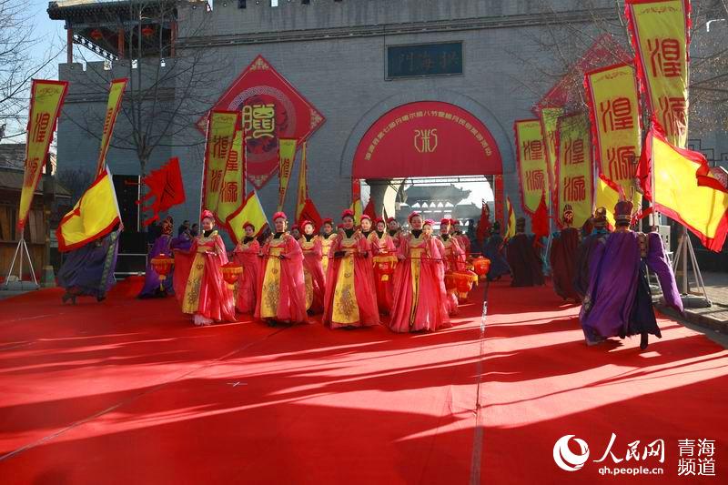 網絡媒體走轉改:古城萬人慶臘八 粥香暖心迎新年【13】
