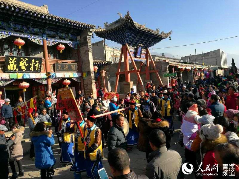 網絡媒體走轉改:古城萬人慶臘八 粥香暖心迎新年【20】