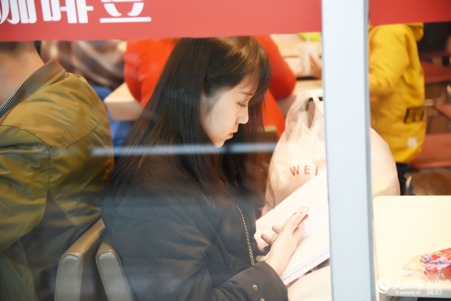 離發車時間還早,看書打發時間