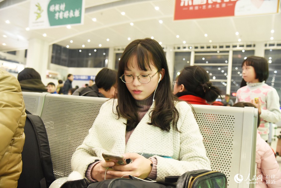 玩手機打發候車時間