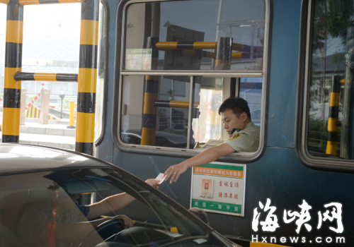 高速收費站收費員長期在這樣的環(huán)境中工作，影響健康