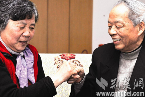 楚天金報訊 “50年了，我終于牽起了你的手。”(記者劉蔚丹攝) 遲來的愛同樣芬芳