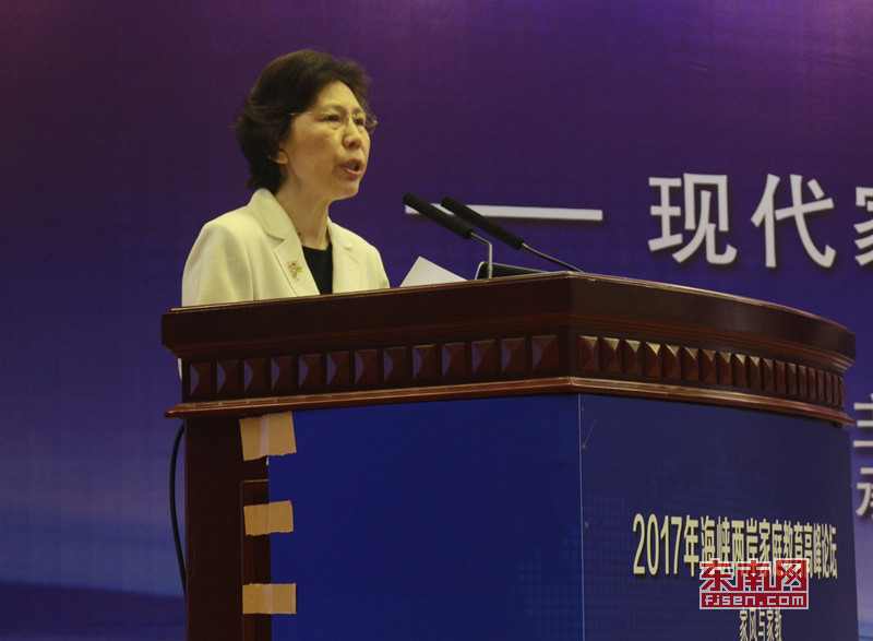 2、全國人大法律委委員,中國家庭教育學會常務副會長,全國婦聯原副主席、書記處書記趙東花出席論壇并致辭.jpg