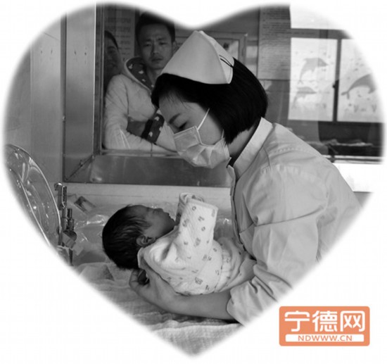 產科護士在照顧新生兒
