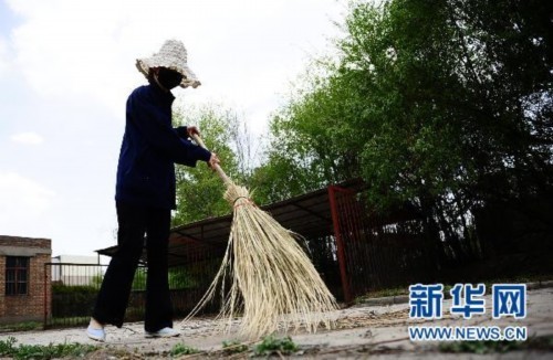 5月17日，中國(guó)鋁業(yè)青海分公司職工羅靜源在公司內(nèi)清掃垃圾。新華社記者張宏祥攝