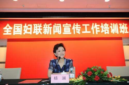 陽(yáng)光媒體集團(tuán)主席、資深節(jié)目主持人楊瀾在培訓(xùn)班上講課