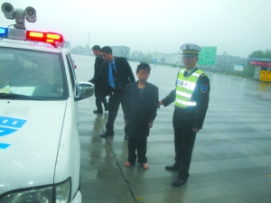 高速公路執法人員把劉華帶往服務站休息。 高速公路執法人員把劉華帶往服務站休息。