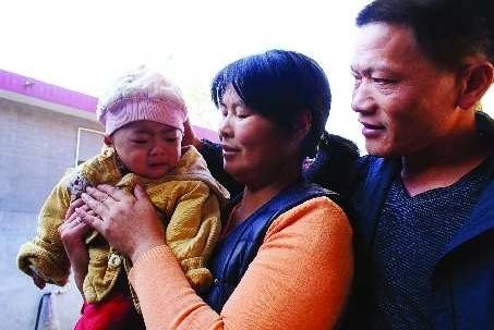 夫妻撿到患先天性心臟病棄嬰舉債為其治病(圖)