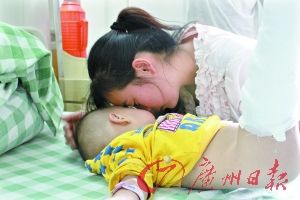 司機撞傷1歲男童被喊停多名路人協助其救援(圖)