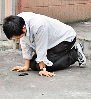 男子街頭長跪只為挽回女友協(xié)商后還是分手(圖)