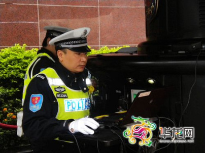 交巡警救暈倒婦女后悄然離開(kāi)家屬苦尋稱(chēng)人應(yīng)感恩
