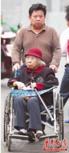 男子更名改姓照顧已故同學父母39年妻子出走(圖)