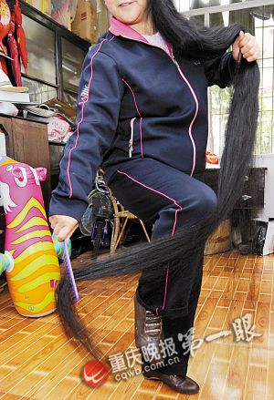 女子蓄發15年發長2.1米洗護用品年花銷過千元
