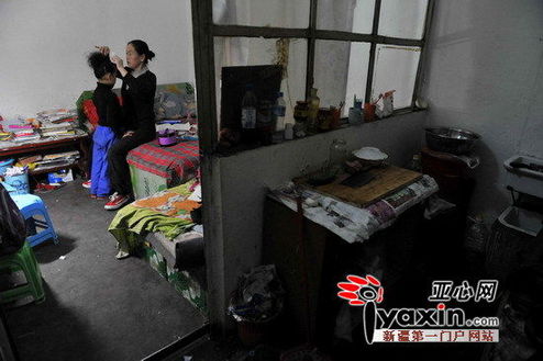  10月27日，一間不足12平方米的小屋被隔成兩個(gè)小間，一個(gè)是廚房一個(gè)是臥室。放學(xué)回家后媽媽就要給她化妝，做好演出前的準(zhǔn)備。亞心網(wǎng)記者 李遠(yuǎn)新 攝