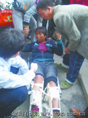 司機撞傷女子欲開溜目擊群眾將其團團圍?。▓D）