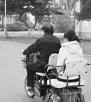 穿梭于吉大校園內的紅色三輪車很是惹眼。 穿梭于吉大校園內的紅色三輪車很是惹眼。