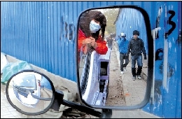 退役女兵自愿當抽糞工稱職業沒有貴賤之別(圖)(2)