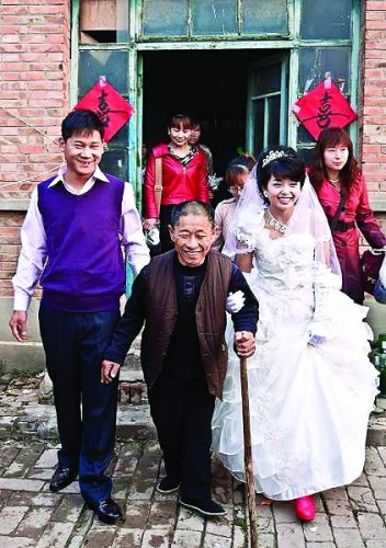 孝順女兒帶著養父出嫁稱不求富貴不要彩禮（圖）