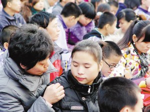 感恩班會(huì)上，兩人像母女一樣交流。張春江 攝