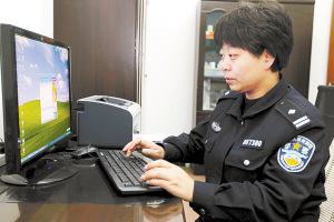 安排好了孩子，馮警官又上網了解情況。