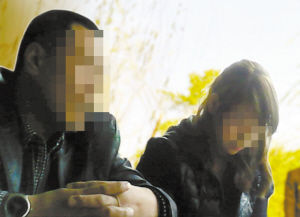前來與記者洽談“業(yè)務”的王某(身邊就是那個19歲的女孩)。 前來與記者洽談“業(yè)務”的王某(身邊就是那個19歲的女孩)。