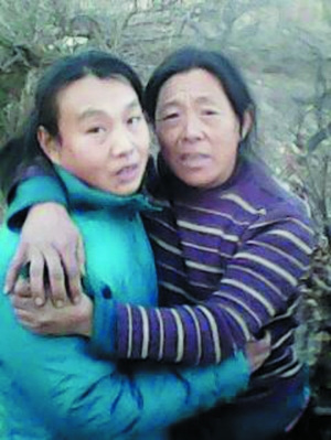 見面后,李桂芳和女兒緊緊相擁。圖片由李桂芳家人提供 見面后,李桂芳和女兒緊緊相擁。圖片由李桂芳家人提供