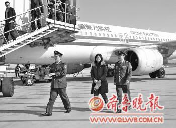 21日上午，一名偷渡者(中)回國自首?！∮浾?熊戈措 攝