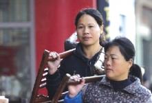 擦鞋女收集剩飯菜送給流浪漢吃稱應該互相幫助