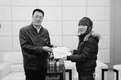 沈陽團市委書記邢鵬為楊艷艷頒發了沈陽市“優秀共青團員”榮譽證書“及1萬元助學基金。 沈陽團市委書記邢鵬為楊艷艷頒發了沈陽市“優秀共青團員”榮譽證書“及1萬元助學基金。
