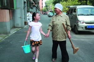 66歲大媽堅持義務(wù)清掃樓道24年(圖)