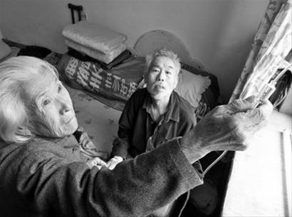 　　李功捷在家里打著點滴，已經80歲的母親李淑芳說，就算是到了100歲也要照顧好這個兒子。 記者 王迪 攝