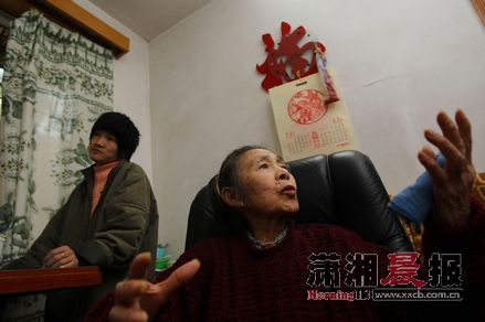 83歲老人照顧殘疾養女40年傾盡積蓄送其動手術