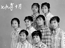 1979年10月,這一次,變化悄悄顯現,有人燙起了新潮的發型,梳起了卷卷的劉海。 1979年10月,這一次,變化悄悄顯現,有人燙起了新潮的發型,梳起了卷卷的劉海。