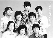 1984年10月1日,不知是不是短發流行,女孩們形象大變,8個人中有6個剪短了頭發。 1984年10月1日,不知是不是短發流行,女孩們形象大變,8個人中有6個剪短了頭發。