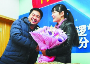 男子酒后打車遺落巨款的姐主動送還17萬現金（圖）