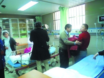 到了醫院，兩位司機還緊緊抱著男嬰