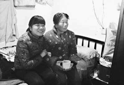 將滿18歲的成妮一直沒有戶口，現與身患老年癡呆的姑媽相依為命。記者劉斌 攝 