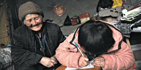 72歲環衛工每日帶孫女掃街接受采訪后遭辭退（圖）