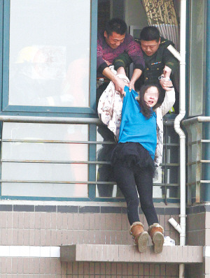年輕女子在高樓窗外一小平臺(tái)坐了1個(gè)多小時(shí)后,被消防官兵拉進(jìn)屋內(nèi)。 年輕女子在高樓窗外一小平臺(tái)坐了1個(gè)多小時(shí)后,被消防官兵拉進(jìn)屋內(nèi)。