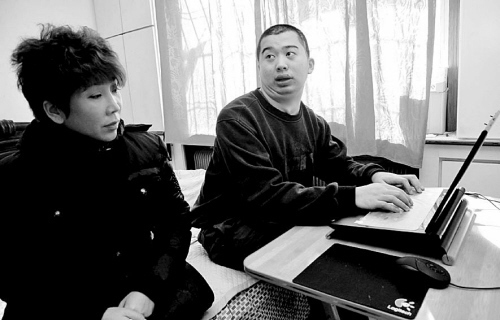 楊兵(右)想找份和電腦有關的工作 李雙琦攝 楊兵(右)想找份和電腦有關的工作 李雙琦攝