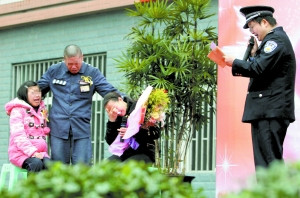 昨日,墊江監獄,服刑人員王盛強與身患尿毒癥的女兒小梅及家人見面,痛哭失聲。監獄長胡鑫念出給小梅的回信。(記者 王海 攝) 昨日,墊江監獄,服刑人員王盛強與身患尿毒癥的女兒小梅及家人見面,痛哭失聲。監獄長胡鑫念出給小梅的回信。(記者 王海 攝)