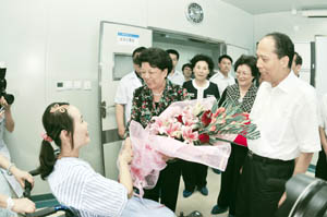 圖為7月3日，陳至立看望最美女教師張麗莉。(謝景剛/攝)