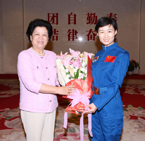 7月30日全國人大常委會副委員長、全國婦聯主席陳至立接見航天員劉洋 秦憲安攝