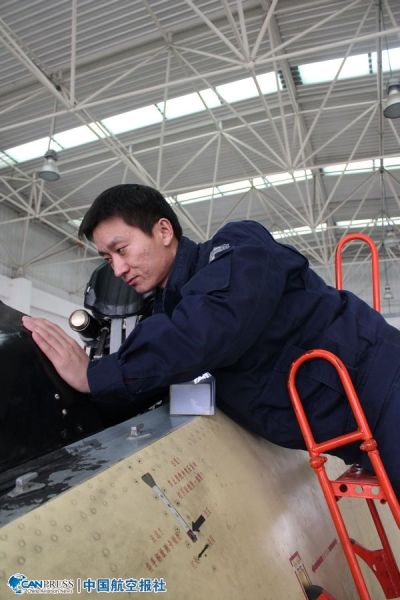 中國“航母style”第一人，中航工業試飛中心飛行部機務二大隊黨支部副書記兼副大隊長沈意。